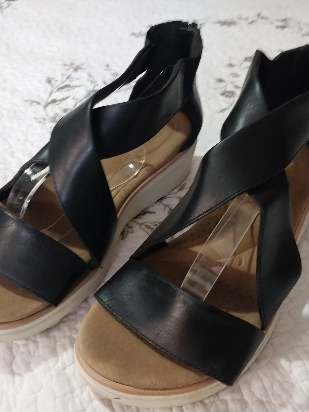 CLARKS Ultimate Confort Black Crisscross Platform Sandals. Super Confort  8.5 W